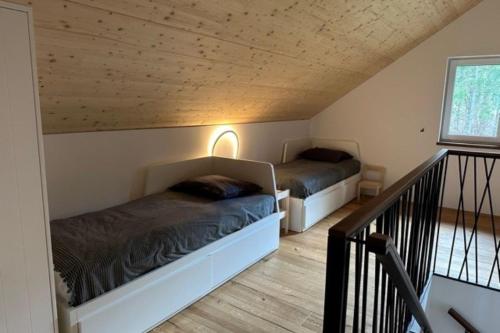 2 Betten in einem Zimmer mit Balkon in der Unterkunft Janina's Dragonfly house in Nova Vas