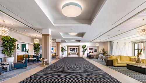 um lobby de um hotel com um grande tapete em Eurostars Sitges em Sitges