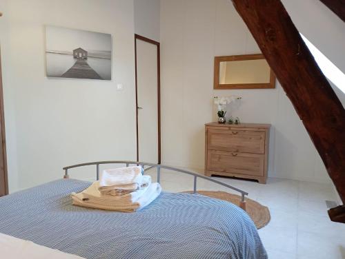 1 dormitorio con cama y tocador de madera en Gîte Périgord Rocamadour Sarlat Gourdon naturiste de juin à sept, en Salviac