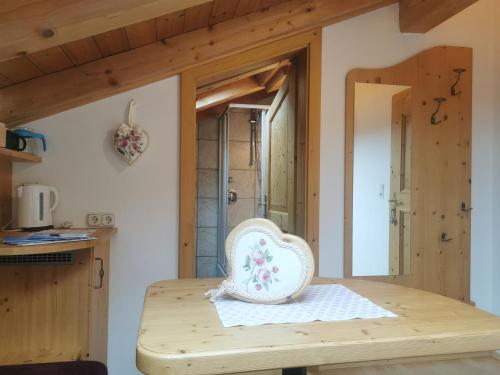 einen Stuhl auf einem Tisch in einer Küche in der Unterkunft Schlosserhof in Telfes im Stubai