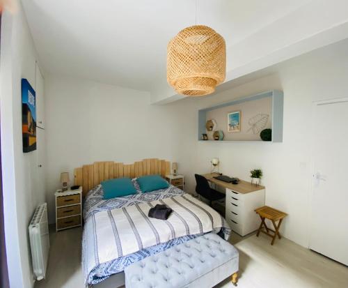 een slaapkamer met een bed en een bureau bij Le Saint-Rémy, hyper centre, calme in Dieppe