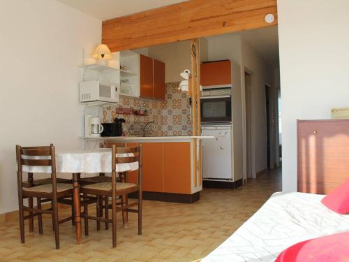 une cuisine avec une table et des chaises dans une pièce dans l'établissement Appartement cosy avec balcons, à 250m de la plage - 4 couchages, 2 étoiles, Port-la-Nouvelle - FR-1-229C-17, à Port-la-Nouvelle