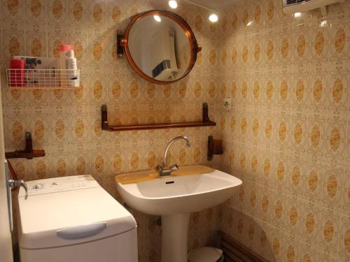 une salle de bain avec un lavabo et un miroir et des toilettes dans l'établissement Appartement cosy avec balcons, à 250m de la plage - 4 couchages, 2 étoiles, Port-la-Nouvelle - FR-1-229C-17, à Port-la-Nouvelle