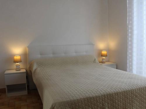une chambre avec un lit avec deux lampes sur deux tables dans l'établissement Appartement cosy avec balcons, à 250m de la plage - 4 couchages, 2 étoiles, Port-la-Nouvelle - FR-1-229C-17, à Port-la-Nouvelle