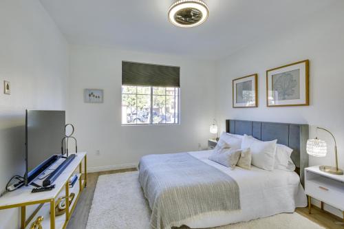 sypialnia z łóżkiem, biurkiem i oknem w obiekcie Modern Pet-Friendly San Diego Vacation Rental w mieście San Diego