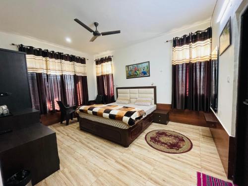 Кровать или кровати в номере Himalayan Retreat