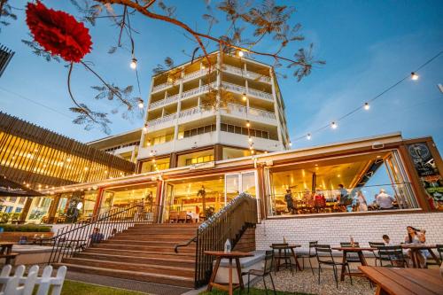 - un bâtiment avec des escaliers et des tables en face dans l'établissement Shangri-La The Marina, Cairns, à Cairns