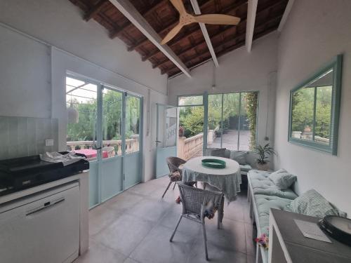 une cuisine et un salon avec une table et des chaises dans l'établissement Villa Marguerite, à Hyères