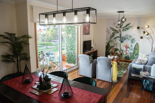 un soggiorno con tavolo e sedie e una sala da pranzo di Delmar by LovelyStay a Santa Cruz