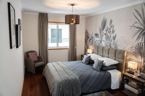 una camera da letto con un letto, una sedia e una finestra di Delmar by LovelyStay a Santa Cruz