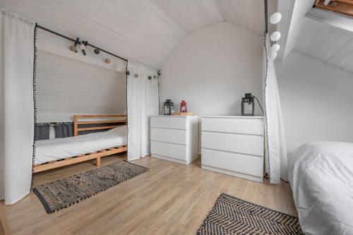 アルゾンにあるMaison pour 5 à quelques pas de la plage !のベッドと鏡のある寝室