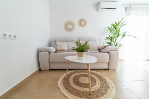 sala de estar con sofá y mesa en Apartamentos Turísticos Casa Morocho, 