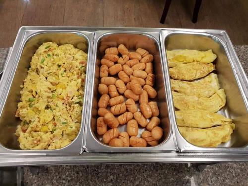 ein Metalltablett mit verschiedenen Lebensmitteln in der Unterkunft Pattaya Hiso Hotel in Pattaya South