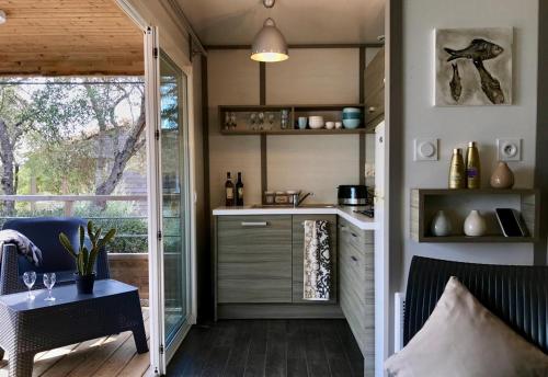 a room with a kitchen with a table and a window at U FARNIENTE in Bonifacio