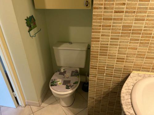 une salle de bain avec toilettes et lavabo dans l'établissement Studio climatisé avec piscine et parking - 4 couchages - Port Camargue - FR-1-250-194, au Grau-du-Roi