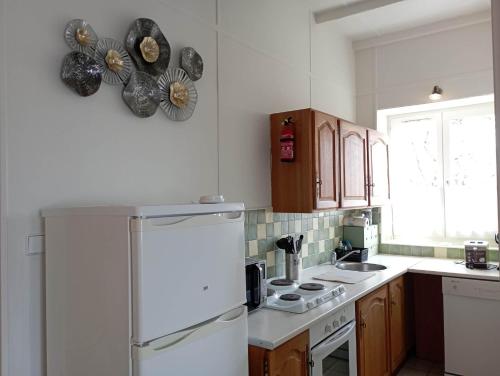 Dapur atau dapur kecil di Gîtes Périgord Dordogne Rocamadour Sarlat Cahors naturiste juin à sept