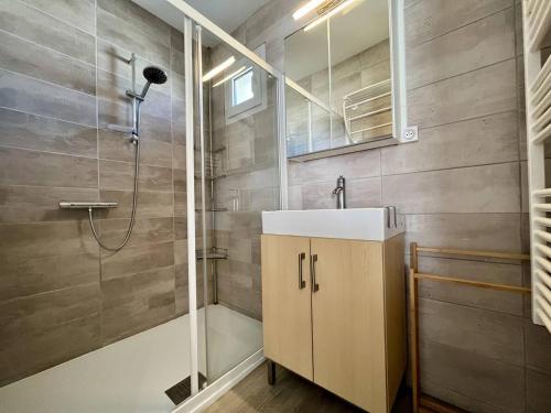 une salle de bain avec un lavabo et une douche dans l'établissement Maison rénovée près plage, 6 couchages, Saint-Pierre-d'Oléron - FR-1-246A-177, à Saint-Pierre-dʼOléron