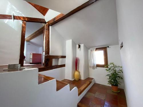 - un salon avec un escalier dans une maison dans l'établissement La alcoba de La Catedral, Apartamento 2-4 pax 3º piso, à Cuenca
