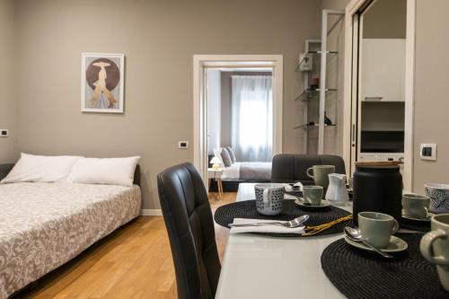 una camera con un letto e un tavolo con tazze e piatti di Maison Marconi a Bologna