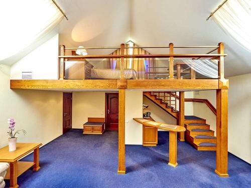 ein Hochbett mit einer Wendeltreppe in einem Zimmer in der Unterkunft Hotel Sfinksas in Kaunas