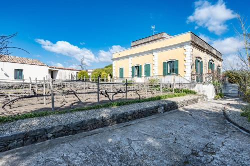 Foto GuestHost - Villa Ninina in the Heart of Etna Park 1