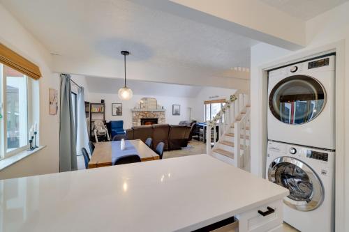 cocina y sala de estar con lavadora y secadora. en Tobyhanna Home with Fire Pit and 3 Community Pools!, en Tobyhanna