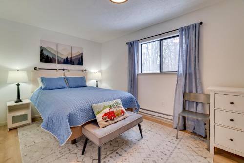 Un dormitorio con una cama y una ventana en Tobyhanna Home with Fire Pit and 3 Community Pools!, en Tobyhanna