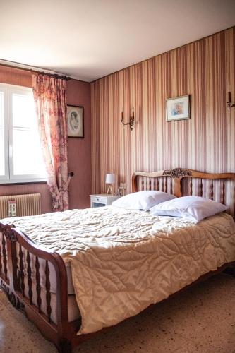 une chambre avec un grand lit et une fenêtre dans l'établissement Petite maison pour 4 personnes, à Valras-Plage