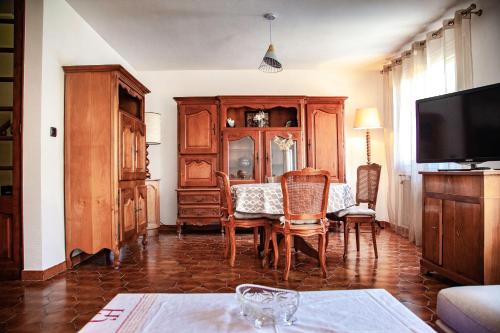 Televízia a/alebo spoločenská miestnosť v ubytovaní Petite maison pour 4 personnes