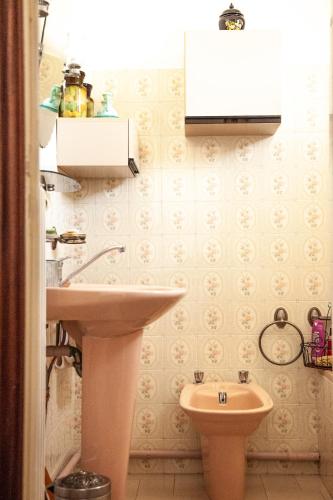 une salle de bain avec un lavabo et des toilettes dans l'établissement Petite maison pour 4 personnes, à Valras-Plage