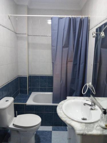 Koupelna v ubytování ENCANTO Y COMODIDAD EN PLENO CENTRO DE RONDA