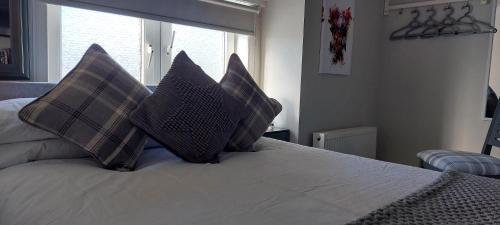 Ένα ή περισσότερα κρεβάτια σε δωμάτιο στο Riverbank Guesthouse Inverness