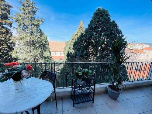 Balcon ou terrasse dans l'établissement Cosy appartement la Promenade des Anglais