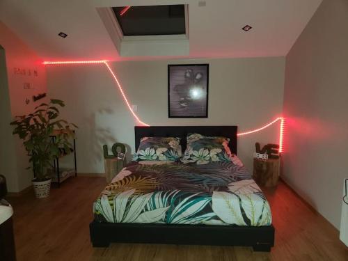 una camera da letto con un letto con luci sul muro di Bulles étoilées Appartement avec jacuzzi privé a Montrevel-en-Bresse