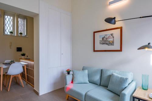 Un lugar para sentarse en Seaview Modern Apartment with Balcony