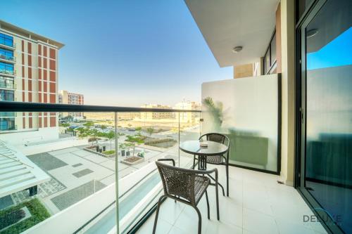 Ein Balkon oder eine Terrasse in der Unterkunft Lively Studio at DAMAC Celestia A Dubai South by Deluxe Holiday Homes