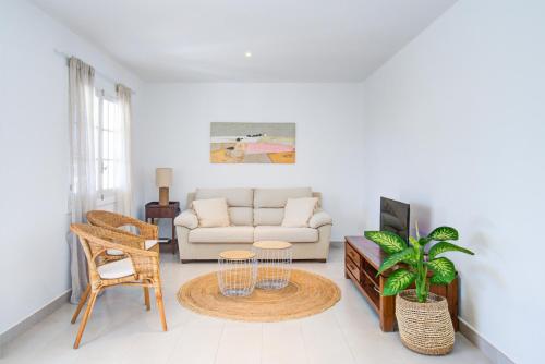 a living room with a couch and a table at Cas Buc - Villa con piscina a pasitos del mar in Cala Blanca