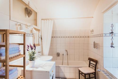 ein Badezimmer mit einer Badewanne, einem WC und einem Waschbecken in der Unterkunft Schlossgut Gundersdorf in Klagenfurt am Wörthersee