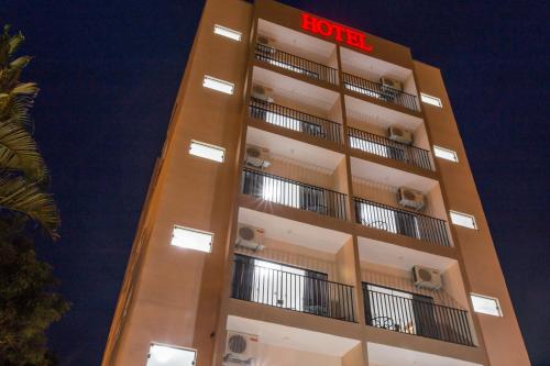 a hotel building with a hotel sign on it at Domum Hotel in Pindamonhangaba