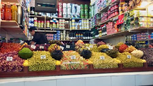 uma loja cheia de diferentes frutas e vegetais em Hotel Maram em Tânger