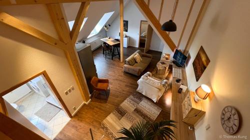einen Blick über ein Wohnzimmer und ein Esszimmer in der Unterkunft Kungs Ferienwohnung in Cottbus