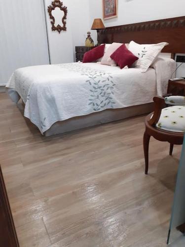 a bedroom with a bed and a wooden floor at Estudio Vandelvira in Baeza
