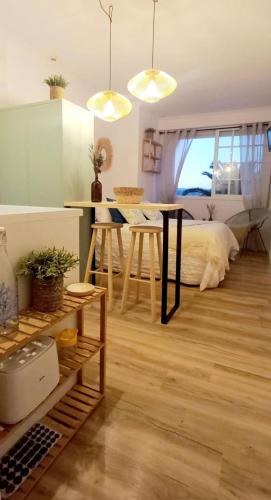1 dormitorio con mesa y 1 cama en una habitación en AUGA SALGADA PORTOSIN, en Portosín