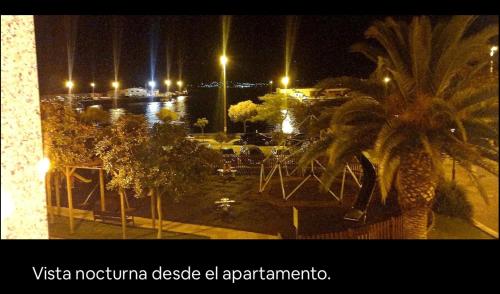 - Vistas a la ciudad por la noche con palmeras en AUGA SALGADA PORTOSIN, en Portosín