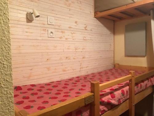 リスルにあるAppartement Risoul, 1 pièce, 4 personnes - FR-1-330-193の小さなお部屋で、バラのベッドが備わります。