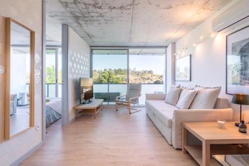 Host Wise - Luxurious Impressive Apartment - Balcony and Pool