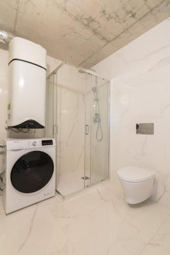 Host Wise - Luxurious Impressive Apartment - Balcony and Pool