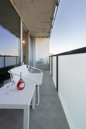 Host Wise - Luxurious Impressive Apartment - Balcony and Pool