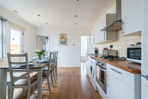 a kitchen and dining room with a table and chairs at 2 Bedroom Apartment Close to Beach & Town Centre in Southend-on-Sea