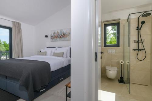 um quarto com uma cama king-size e um chuveiro em Villa Vetosa by IstriaLux em Žminj